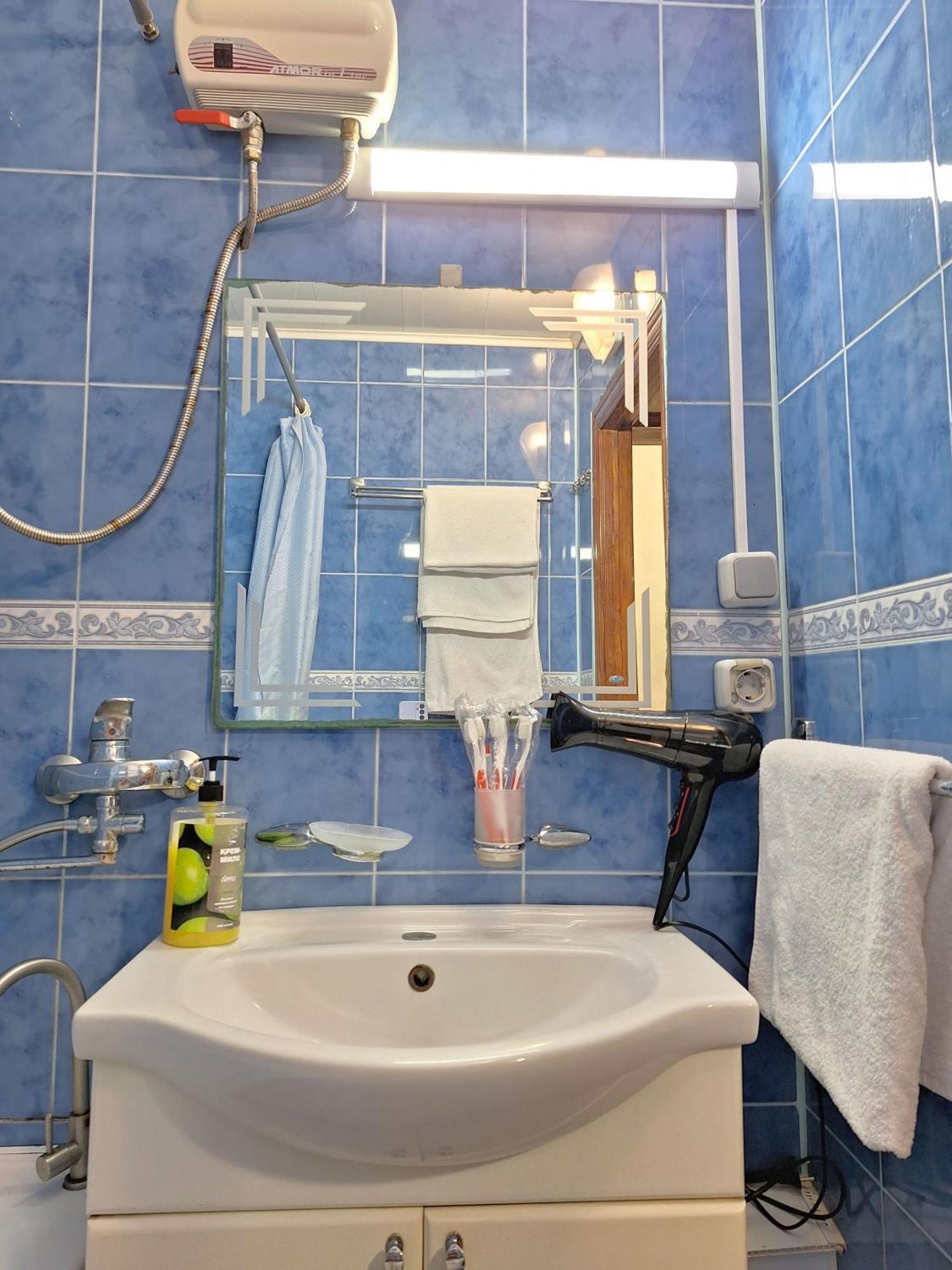 4 Ліжка З Балконом Документи Для Відряджень Мережа Alex Apartments Безконтатне Заселення 24-7 Poltava Kültér fotó